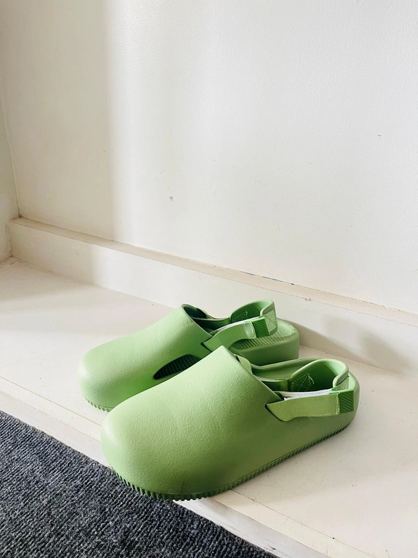 Plain Crocs (9,10)