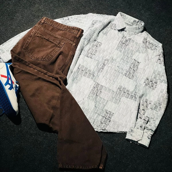 Full Sleeve Shirt + Mom Fit Jeans (S)