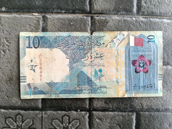 Qatar 10 Riyals - Used Note 