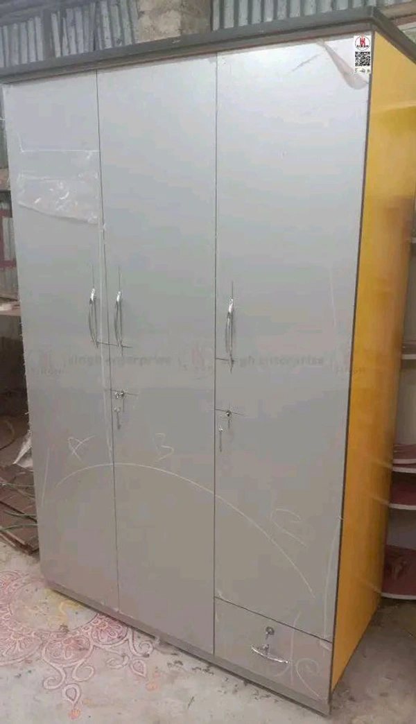 Wardrobe 3 Door  King Acralic
