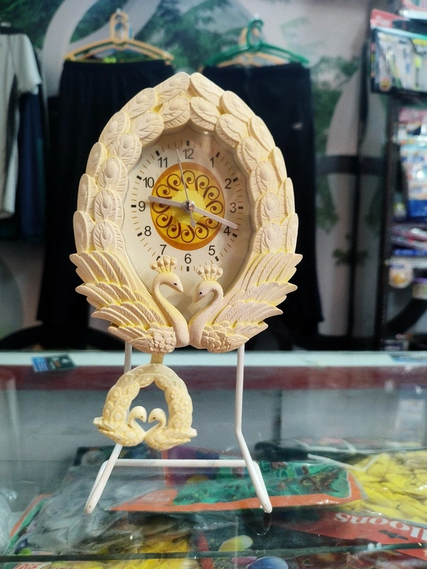 Beautifull Table Clock Working Pendulam