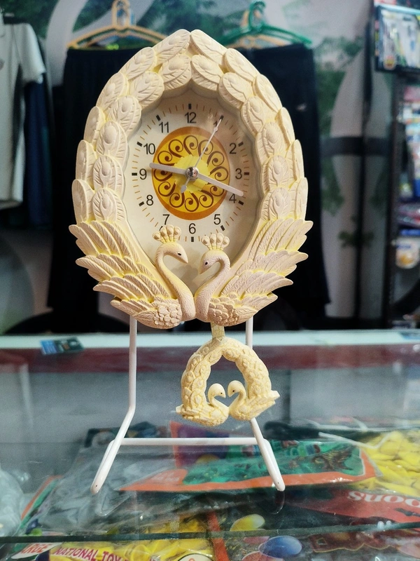 Beautifull Table Clock Working Pendulam