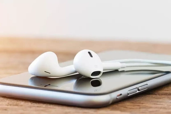 Earphone Compatible All Smart Phone & Android Device Wired Headset Wired Headset  (White, In the Ear)