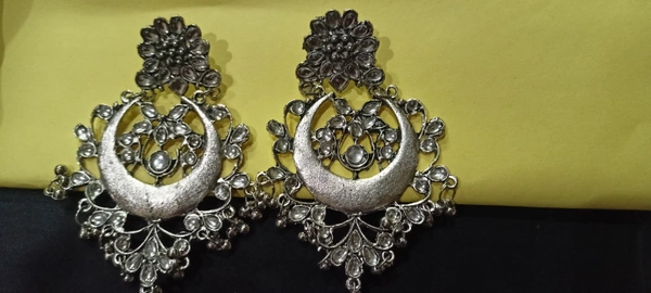 Moon on My Ears🌛
