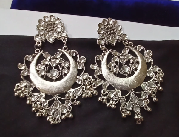 Moon on My Ears🌛