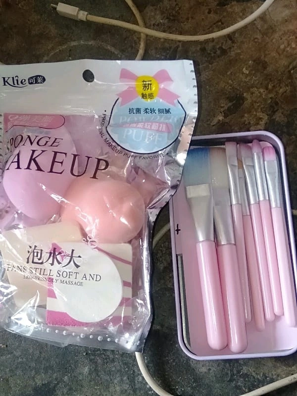 Kitty Brush & Bland Puff
