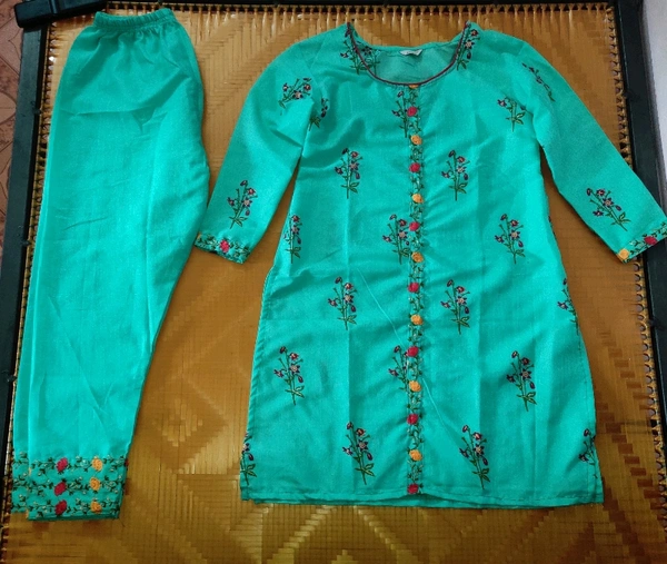 Myra Alluring Women Kurta Sets - M