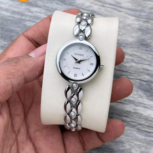 Trendy Chain Watch with Vibrant Colors and Quartz Movement
