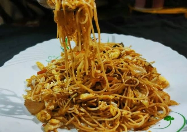 1 EGG CHOWMEIN SINGLE , 1 PLATE (FULL)