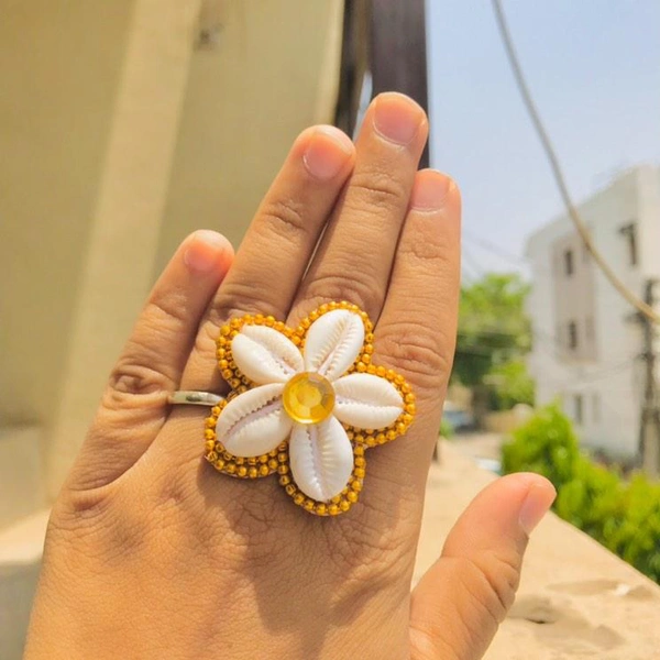 Mini Shell Flower Ring - Gold