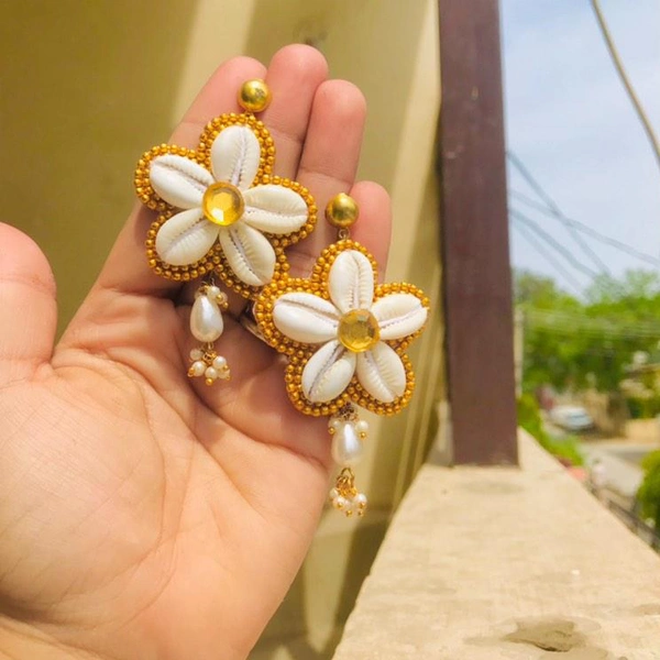 Shell Flower Studs - Gold