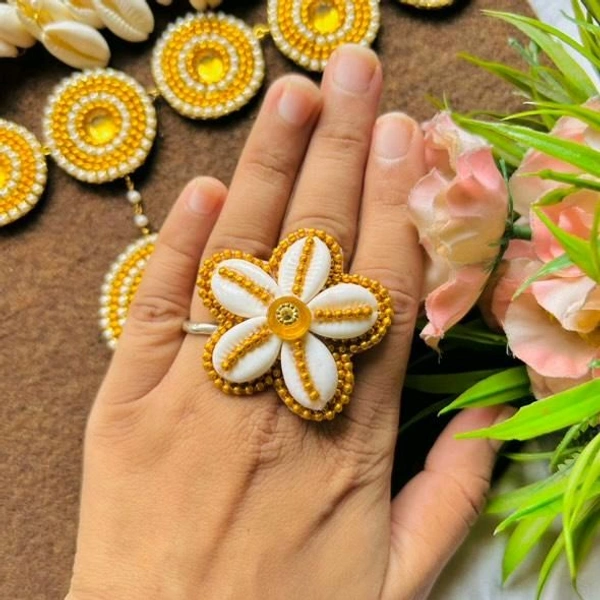 Heavy Shell Ring   - Gold