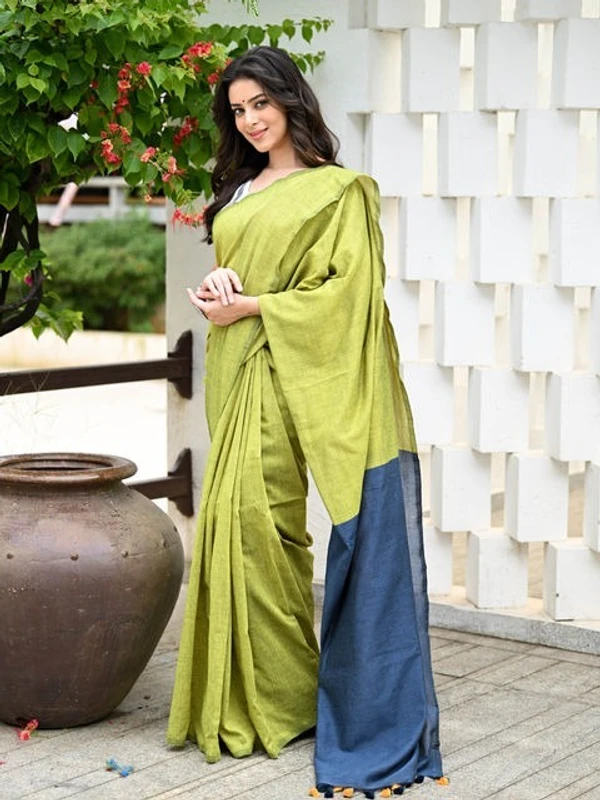 Handloom Mul Cotton Contrast Pallu Saree - Light Green