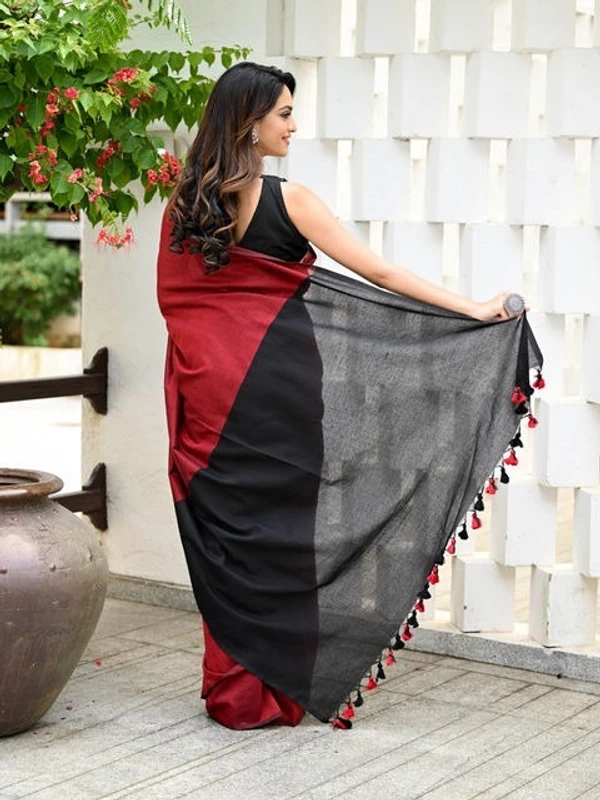 Handloom Mul Cotton Contrast Pallu Saree - Red