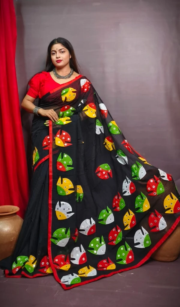 Handloom Artistic Fish Aplick Saree - Black