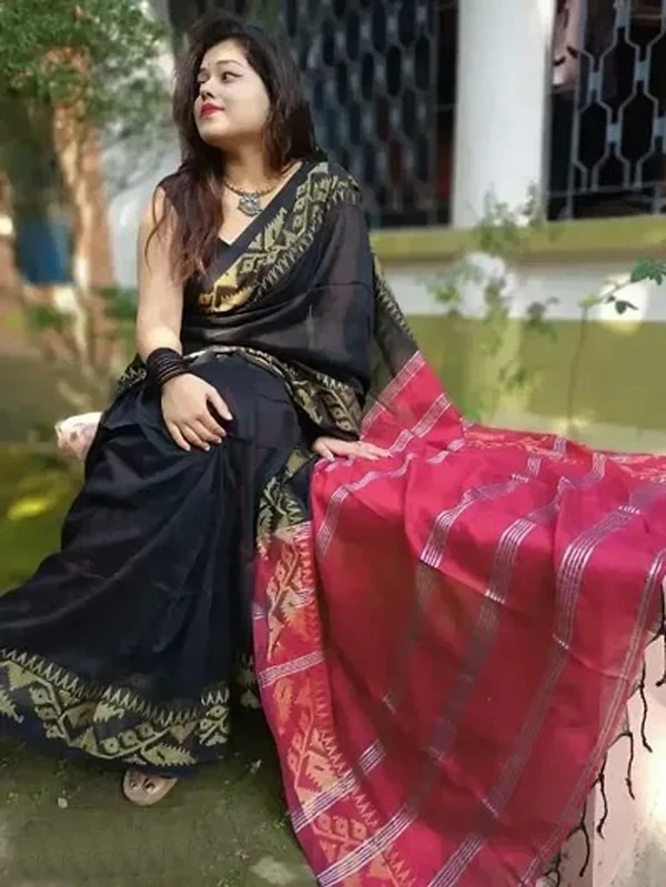 Handloom Jamdani Woven Zari Pallu Saree - Black & Maroon