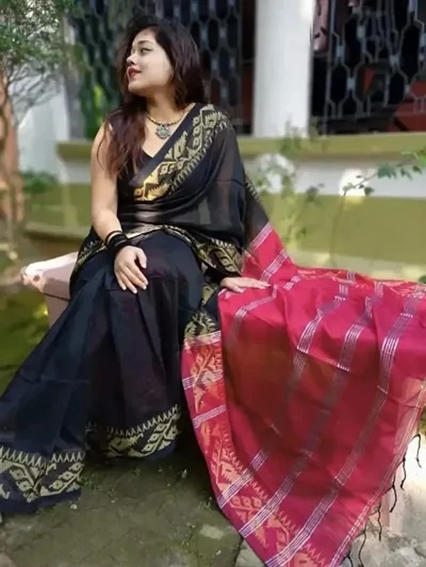 Handloom Jamdani Woven Zari Pallu Saree - Black & Maroon
