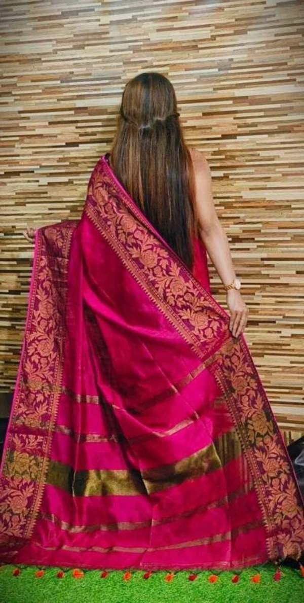 Kundu Handloom Copper Zari Woven Big Border Saree - Magenta / Fuchsia