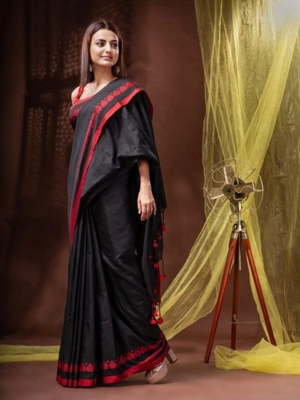Handloom Heart Weaved Solid Border Saree - Black