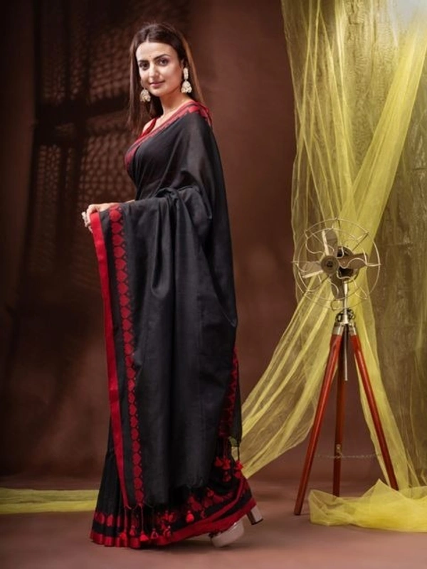 Handloom Heart Weaved Solid Border Saree - Black