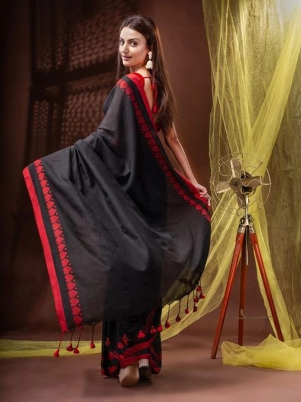 Handloom Heart Weaved Solid Border Saree - Black