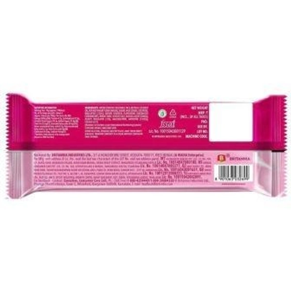 Britannia Treat Strawberry Creme Wafers Biscuits 55 g