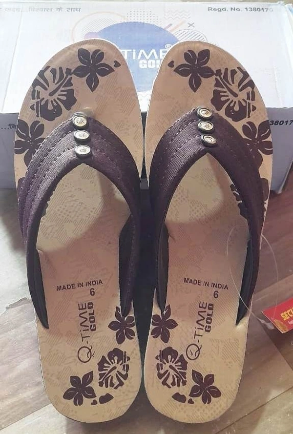 Q-TIME Women flat sandal size 5