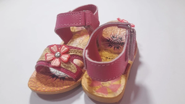 Queen Girls Sandal Size 3