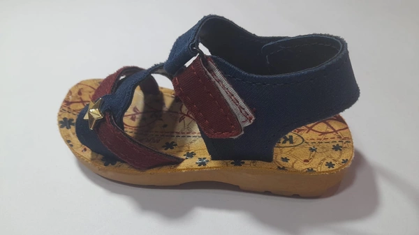 Queen Girls Sandal Size 9