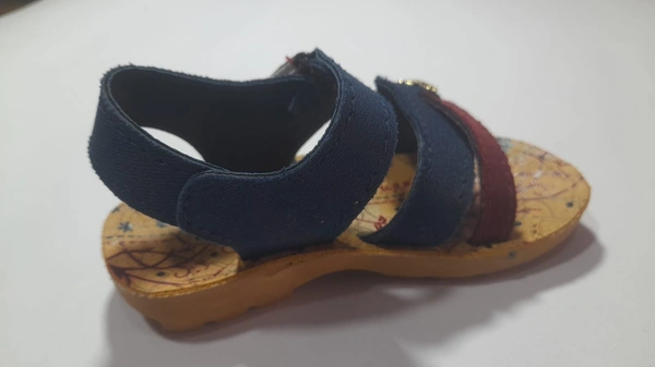 Queen Girls Sandal Size 9