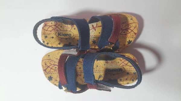 Queen Girls Sandal Size 6