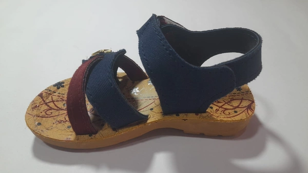 Queen Girls Sandal Size 9