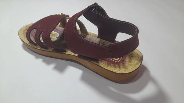 Queen Girls Sandal Size 3
