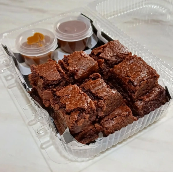 brownie bites with chocolate dip
