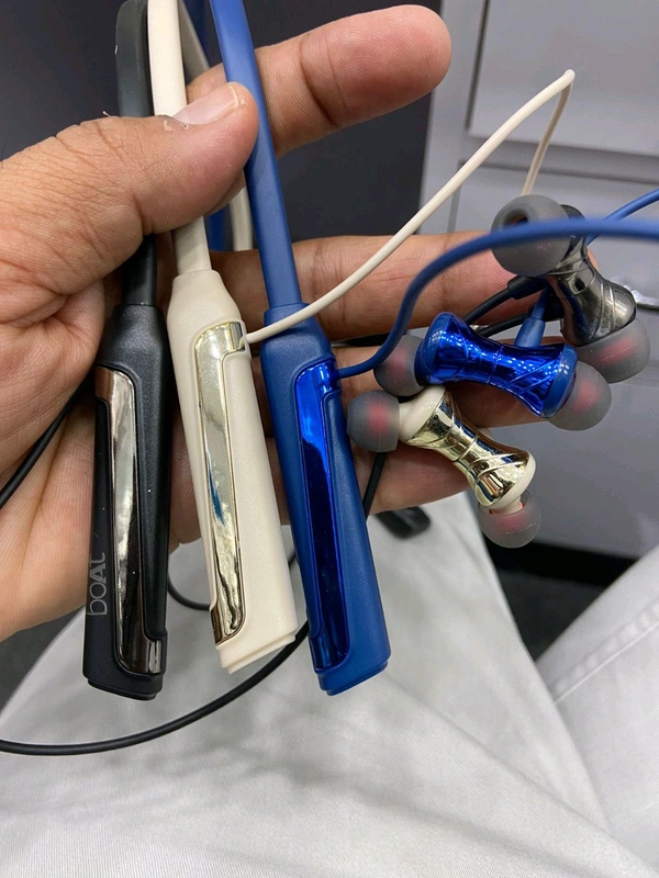 New New (BT India 🇮🇳) Neckband Shiny ✨ Ear+ Magnet 🧲 Ear+200 Mah big Battery 🔋