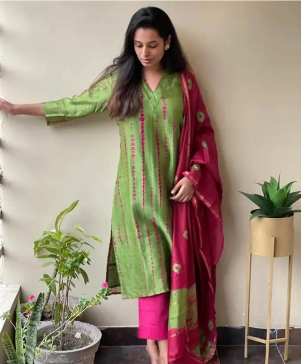 Neha Collection Women Cotton Blend Green Straight Printed Kurta With Trousers - Green, M