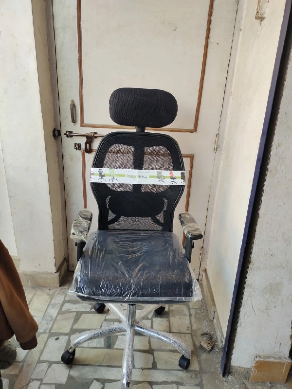 REVOLVING COMPUTER CHAIR - BLACK