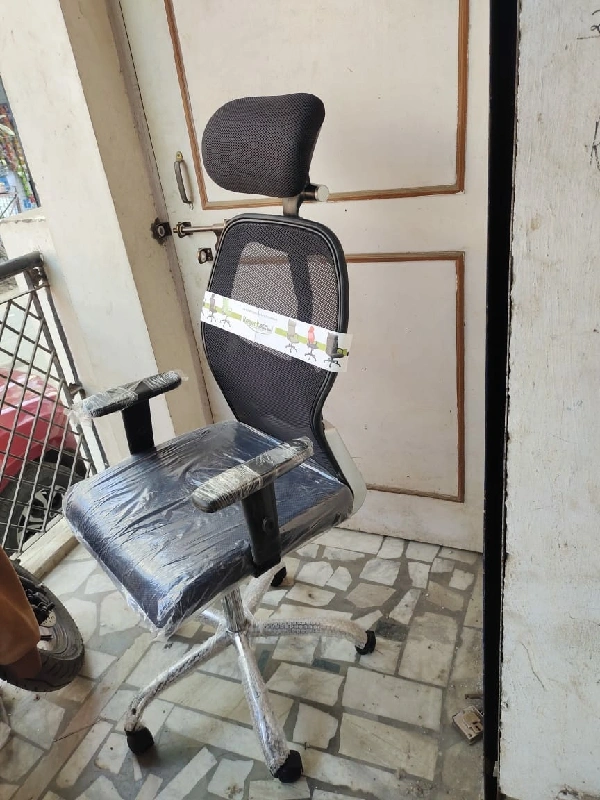 REVOLVING COMPUTER CHAIR - BLACK