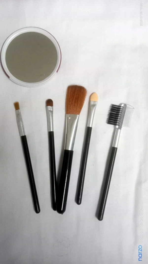 Makeup brush