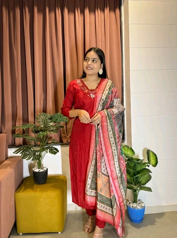 Gabatimes 𝑲𝑼𝑹𝑻𝑰 PANT 𝑾𝑰𝑻𝑯 𝑫𝑰𝑮𝑰𝑻𝑨𝑳 𝑷𝑹𝑰𝑵𝑻 DETAILS  - L