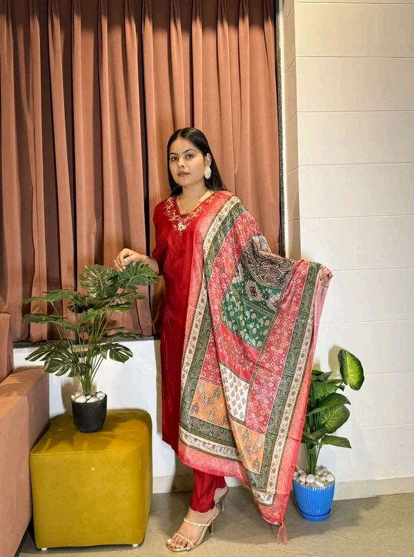 Gabatimes 𝑲𝑼𝑹𝑻𝑰 PANT 𝑾𝑰𝑻𝑯 𝑫𝑰𝑮𝑰𝑻𝑨𝑳 𝑷𝑹𝑰𝑵𝑻 DETAILS  - L