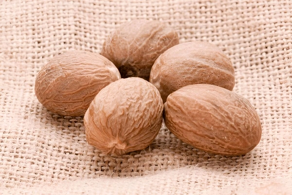 Whole Nutmeg (Jaiphal) -100gm Packet