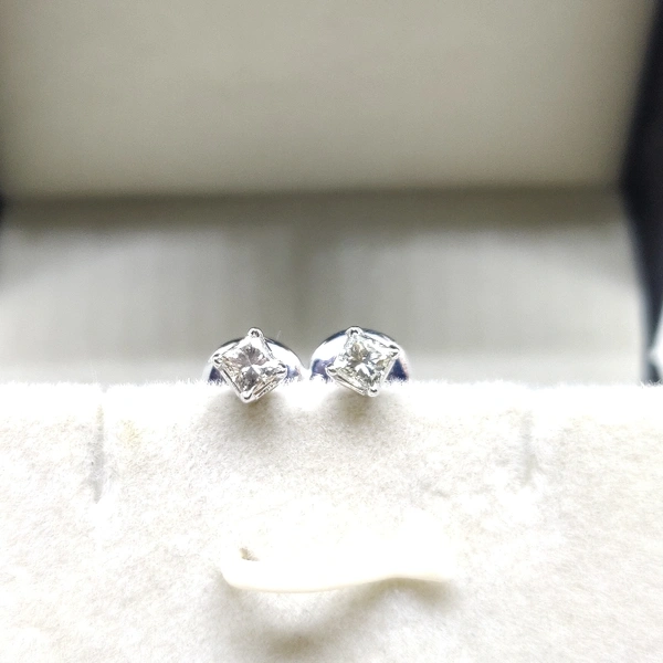 DIAMOND STUD 