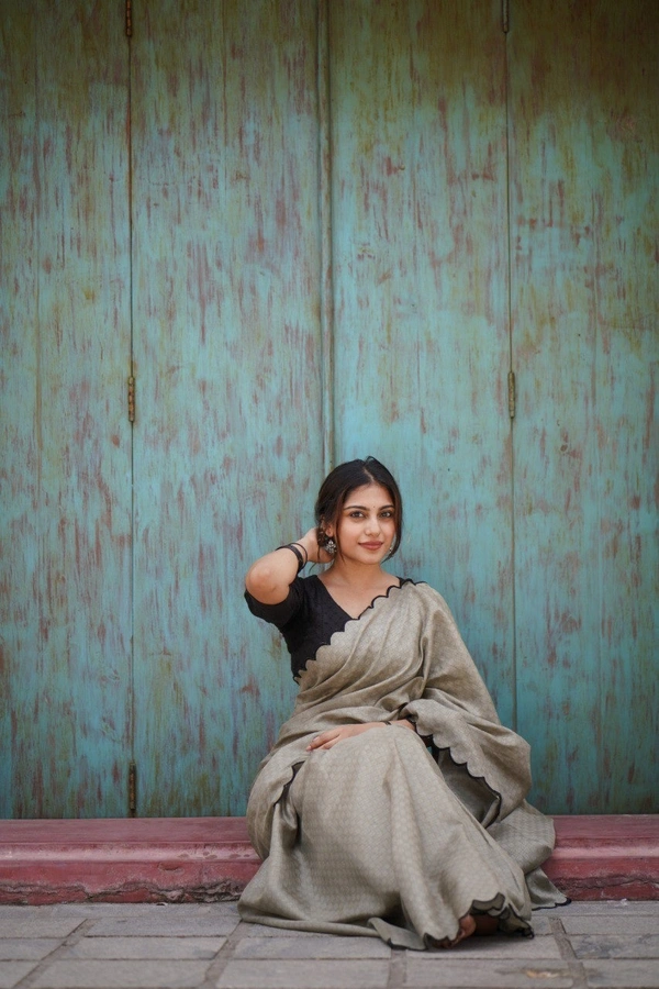 Azorte Fashion Premium Gadhwal Chex Saree | Arca Work & Lucknowi Blouse | Elegant Drapes - Adjust up to 36" to 42"