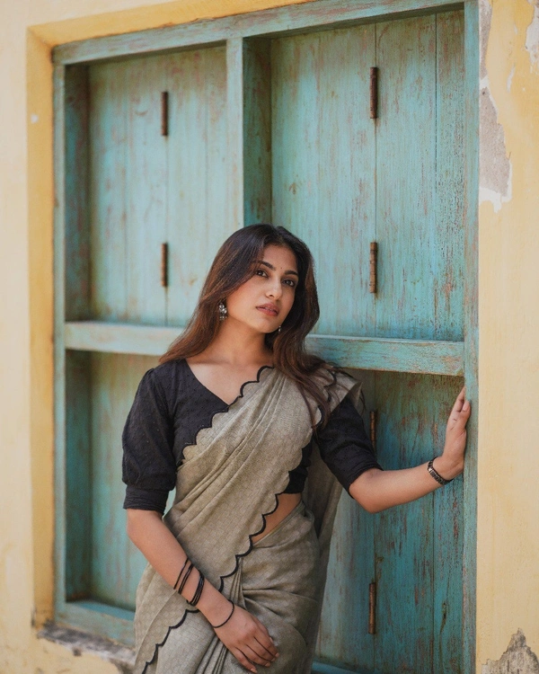 Azorte Fashion Premium Gadhwal Chex Saree | Arca Work & Lucknowi Blouse | Elegant Drapes - Adjust up to 36" to 42"