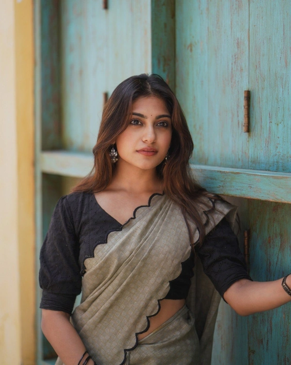 Azorte Fashion Premium Gadhwal Chex Saree | Arca Work & Lucknowi Blouse | Elegant Drapes - Adjust up to 36" to 42"