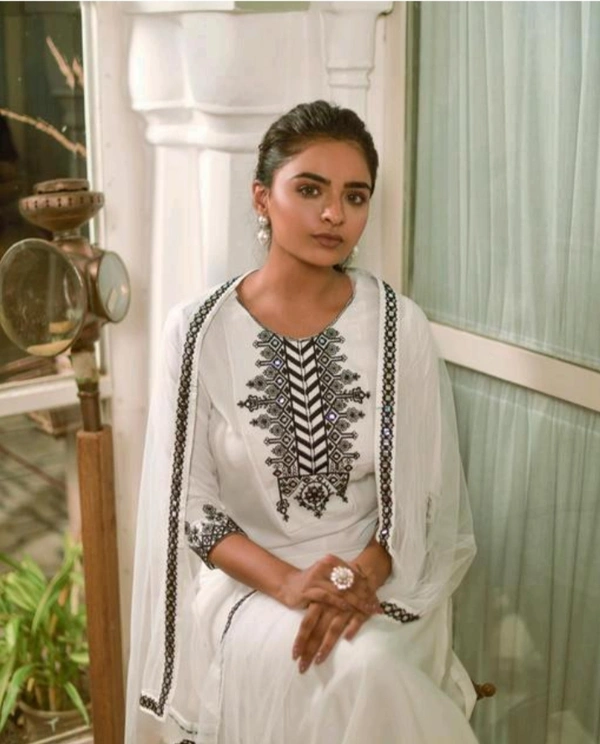 Women Stylish Staight White Embroidered Kurta Set - White, L