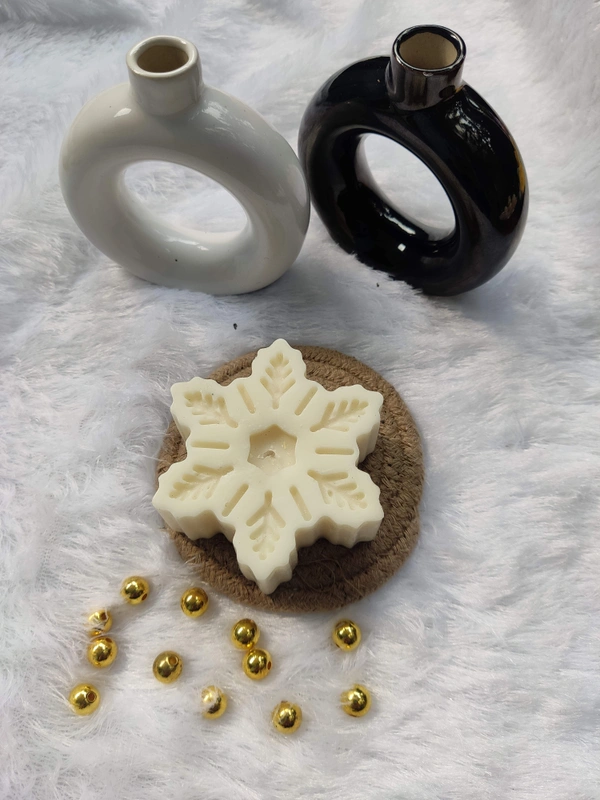 Snowflake Candle  - White, Cedarwood Musk