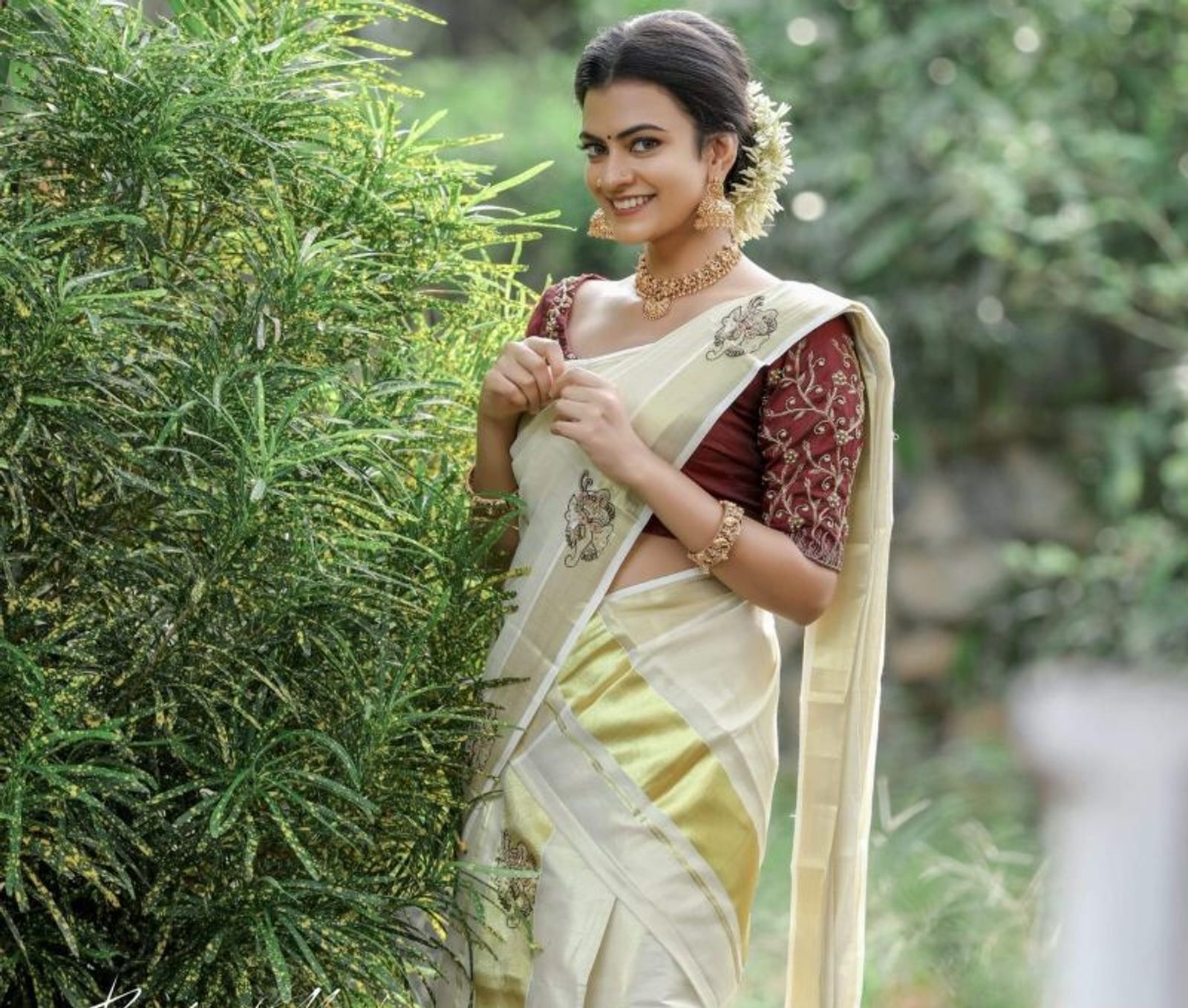 Buy Kerala Onam Saree With Big Tissue Golden Border