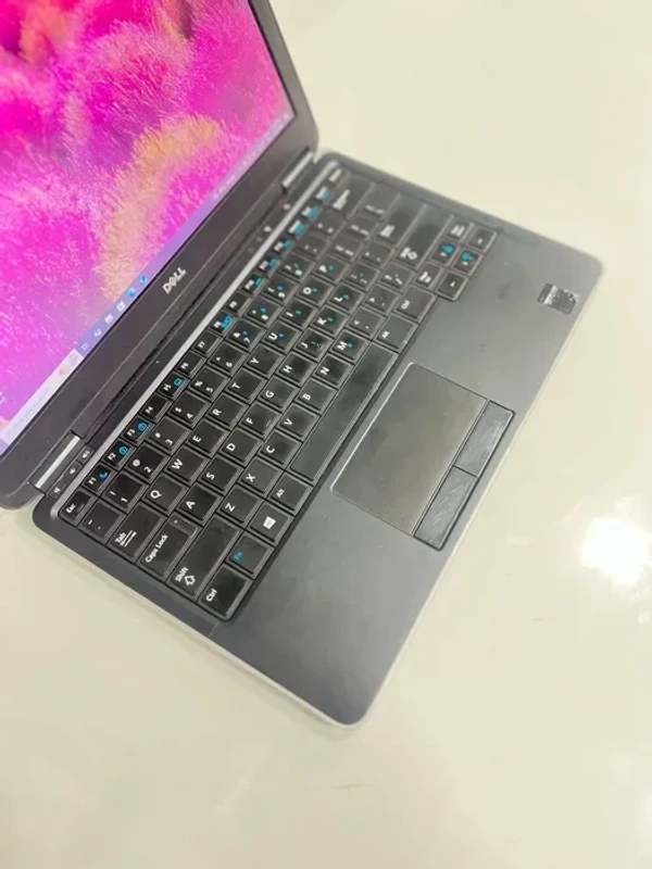 DELL Dell latitude E7240 - i5 4th gen 8gb ram, 512gb ssd with 12'display